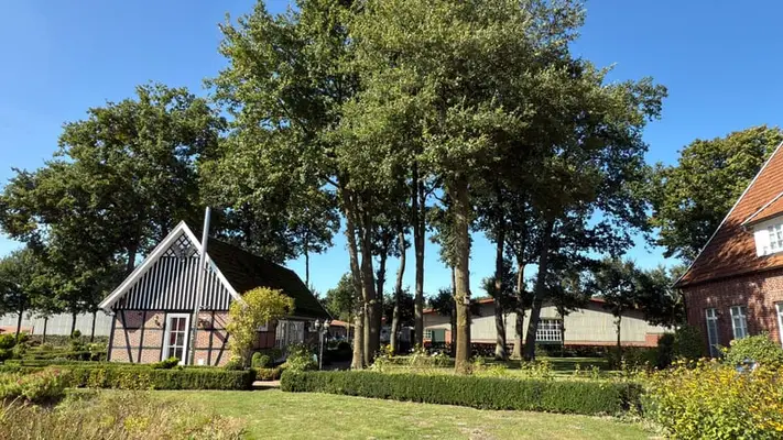 Luxuriöser Resthof mit Gästehaus, großer Scheune und Pferdestall