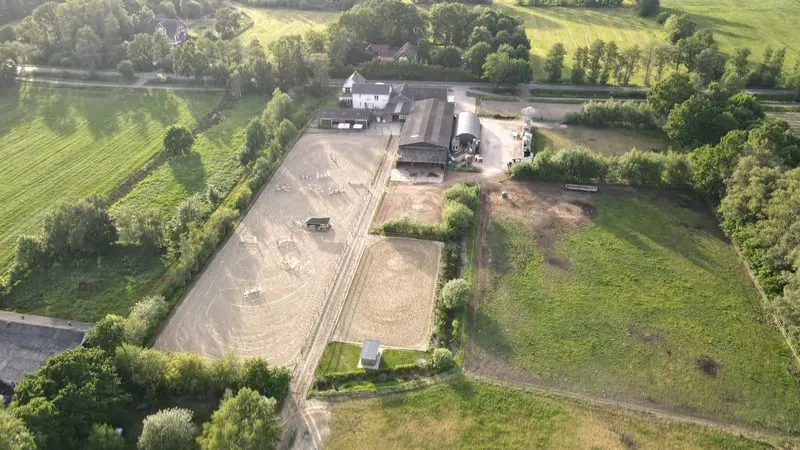 Vielseitige Reitanlage mit großzügigem Zweifamilienhaus in Hude (Landkreis Oldenburg)