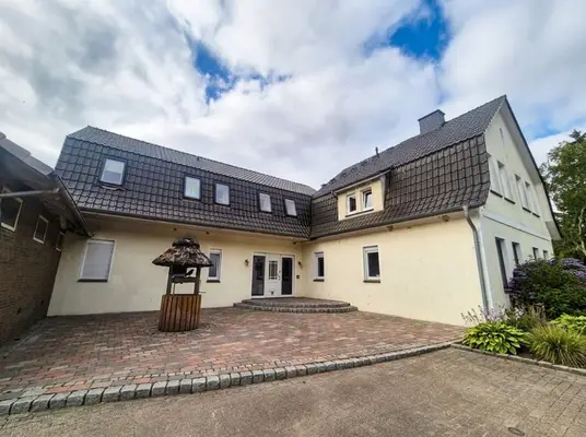 Vielseitige Reitanlage mit großzügigem Zweifamilienhaus in Hude (Landkreis Oldenburg)