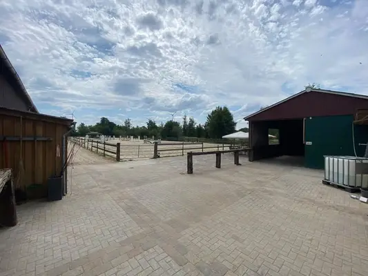 Vielseitige Reitanlage mit großzügigem Zweifamilienhaus in Hude (Landkreis Oldenburg)