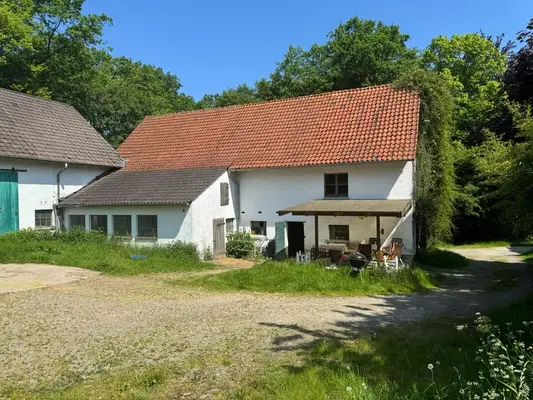 Großzügige Hofanlage in Ortsrandlage