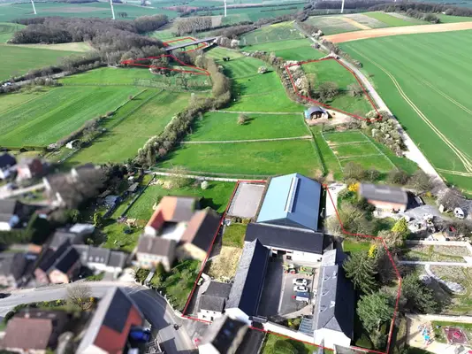 Historischer Vierkanthof mit Reitanlage
