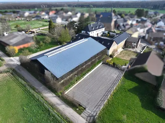 Historischer Vierkanthof mit Reitanlage