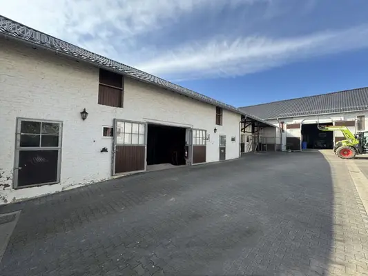 Historischer Vierkanthof mit Reitanlage