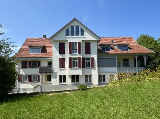 Historisches Hofgut mit Landwirtschaft auf 40 ha arrondierter Fläche & Pferdehaltung, nahe Bodenseeu