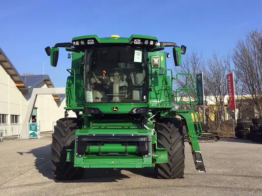 John Deere S7 700