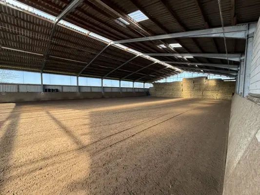 Reitanlage mit Reithalle für ambitionierte Reiter & Leben mit Pferden. Bis zu 60 Pferden.
