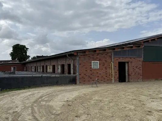 Reitanlage mit Reithalle für ambitionierte Reiter & Leben mit Pferden. Bis zu 60 Pferden.