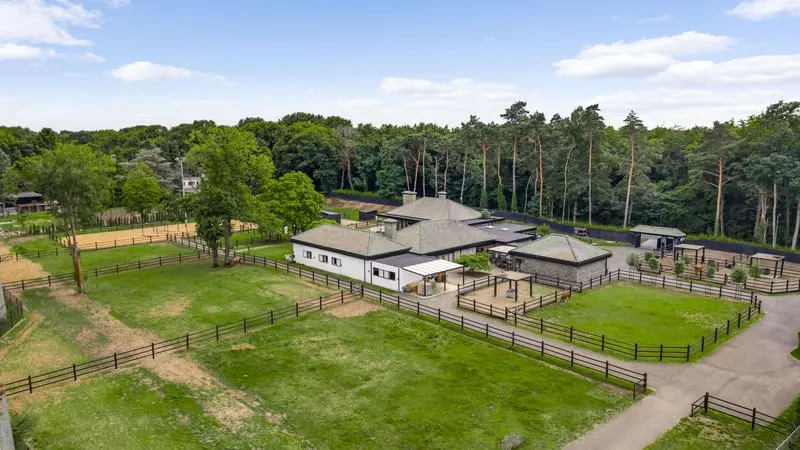 Exklusive Villa mit Gästehaus und Reitanlagen in der Nähe des Nationalparks De Meinweg