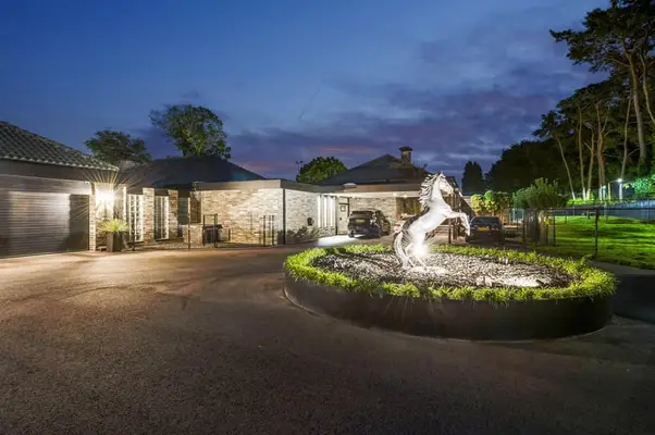 Exklusive Villa mit Gästehaus und Reitanlagen in der Nähe des Nationalparks De Meinweg