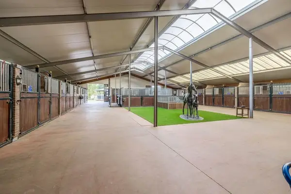 Anwesen mit professionellen Reitanlagen und großzügigen Wohnmöglichkeiten