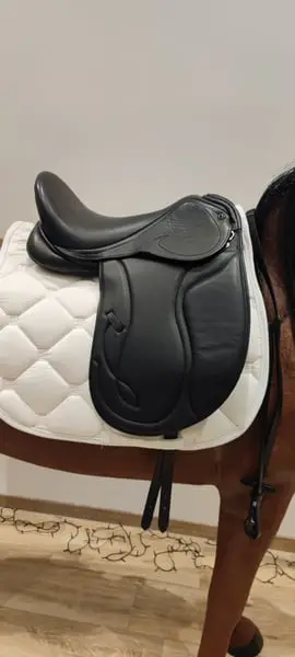 Selles, brides, etc. Masse de faillite à prix très avantageux