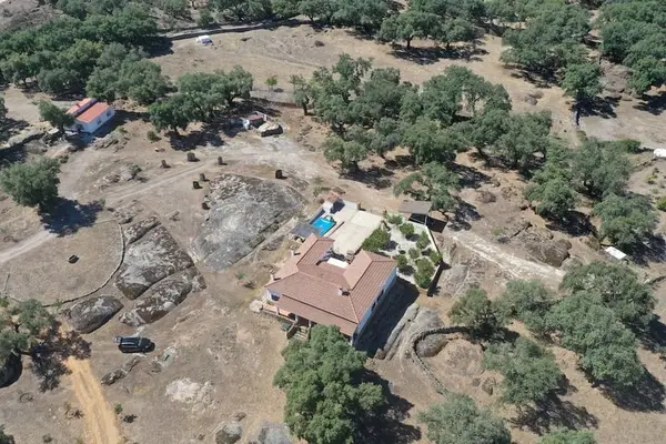 Voll ausgestattetes Landhaus mit Swimmingpool