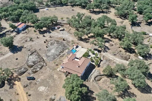 Voll ausgestattetes Landhaus mit Swimmingpool