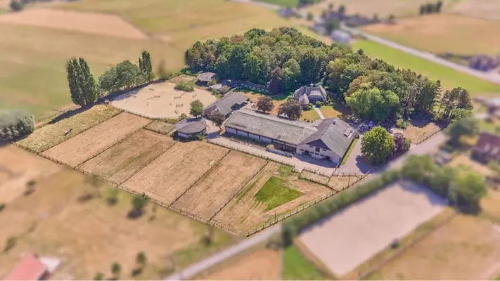 Reitanlage in NRW Nähe Münster zu verkaufen – Modernes Landhaus, Reithalle, Springplatz und 33 Boxen