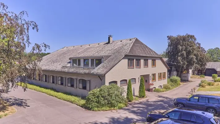 Reitanlage in NRW Nähe Münster zu verkaufen – Modernes Landhaus, Reithalle, Springplatz und 33 Boxen