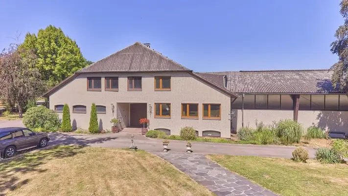 Reitanlage in NRW Nähe Münster zu verkaufen – Modernes Landhaus, Reithalle, Springplatz und 33 Boxen