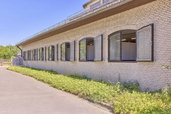 Reitanlage in NRW Nähe Münster zu verkaufen – Modernes Landhaus, Reithalle, Springplatz und 33 Boxen
