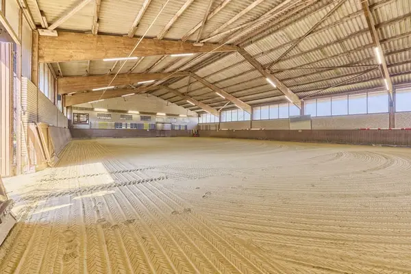 Reitanlage in NRW Nähe Münster zu verkaufen – Modernes Landhaus, Reithalle, Springplatz und 33 Boxen