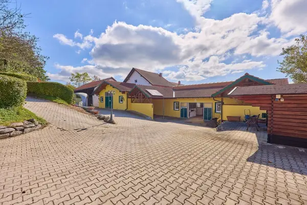 Pferdehof in Niederbayern inklusive Reithalle, schickem Landhaus und beheiztem Pool!