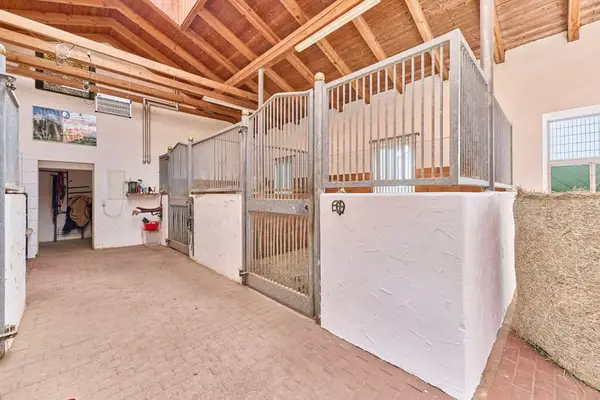 Pferdehof in Niederbayern inklusive Reithalle, schickem Landhaus und beheiztem Pool!