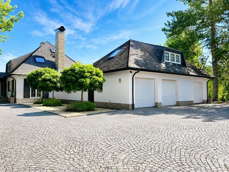 Exklusives Anwesen mit privater Reitanlage auf weitläufigem Grundstück mit ca. 24.000 m²