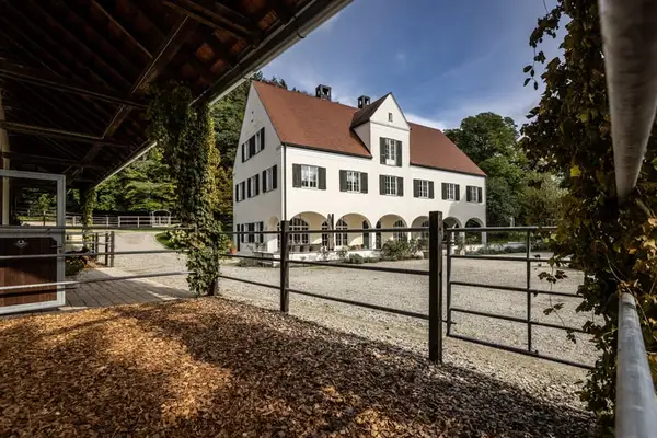 Exklusives Gestüt und Landsitz in Alleinlage mit Wassermühle und 12,4 ha Koppeln und Wald
