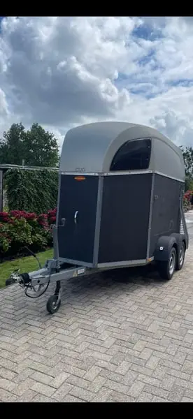 Remolque para caballos listo para usar