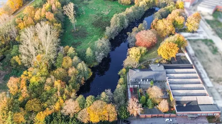 Exclusiva finca con villa, instalaciones ecuestres y complejo de naves junto a un lago privado en venta