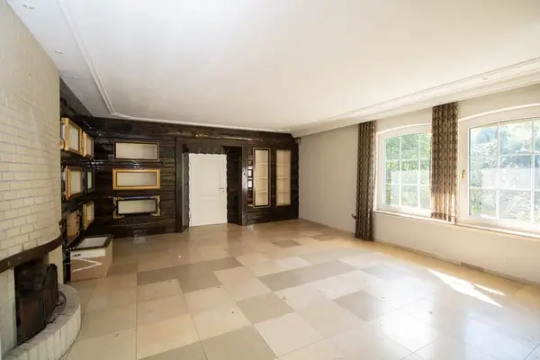 Exklusives Anwesen mit Villa, Reitanlage und Hallenkomplex an einem Privatsee zum Kauf