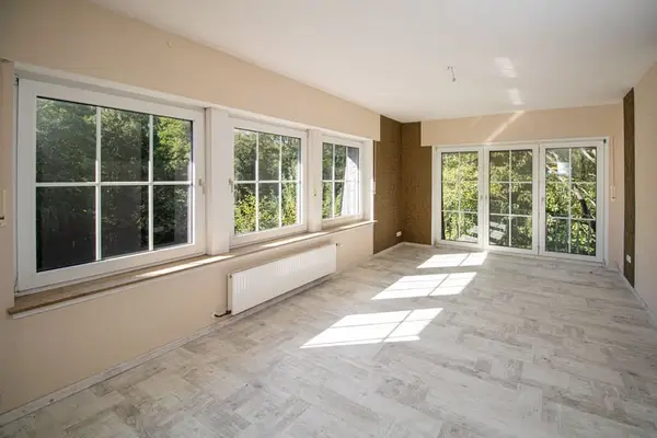 Exklusives Anwesen mit Villa, Reitanlage und Hallenkomplex an einem Privatsee zum Kauf