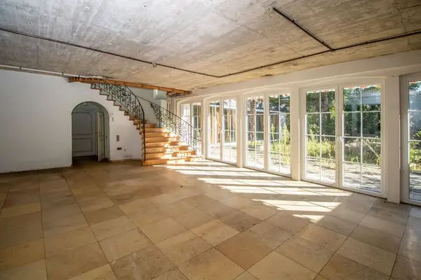 Exklusives Anwesen mit Villa, Reitanlage und Hallenkomplex an einem Privatsee zum Kauf