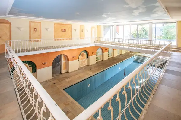 Exklusives Anwesen mit Villa, Reitanlage und Hallenkomplex an einem Privatsee zum Kauf