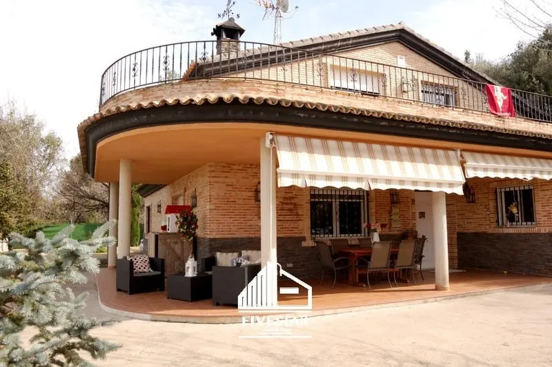 HOCHWERTIGES, GROSSES LANDHAUS MIT PFERDEBOXEN IM WUNDERSCHÖNEN VALENCIA