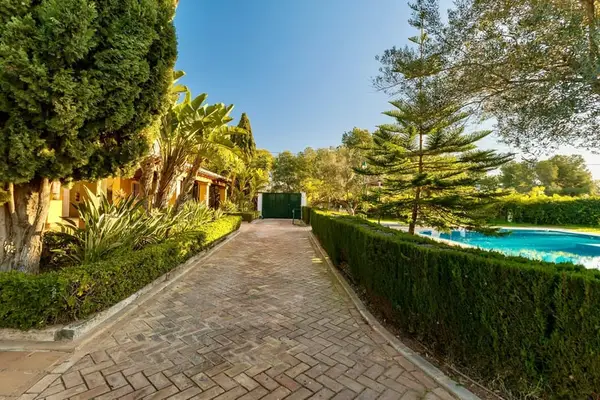 WUNDERSCHÖNE, HOCHWERTIGE FINCA MIT REITANLAGE/WONDERFUL, LUXURY LANDHOUSE WITH RIDING FACILITY