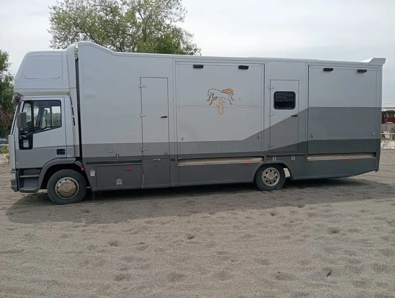 Wohnmobil mit Platz für 6 Pferde