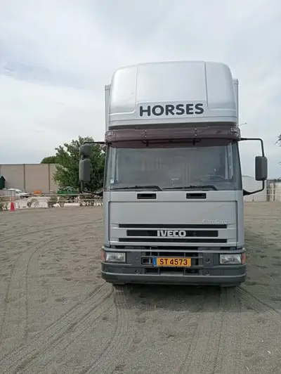 Wohnmobil mit Platz für 6 Pferde