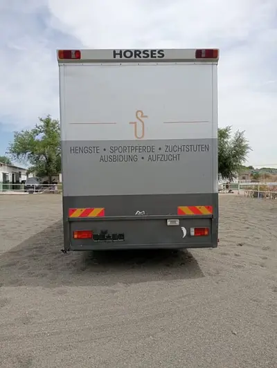 Wohnmobil mit Platz für 6 Pferde