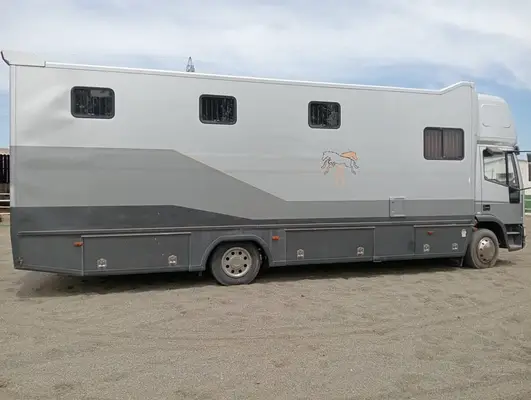 Wohnmobil mit Platz für 6 Pferde