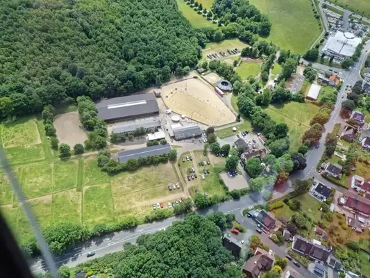 Vollpensionsbox auf gepflegter Sportanlage