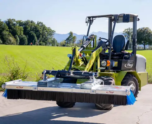 Fliegl Kehrbesen »Luchs« mit Anfahrtsrollen und Eckbese