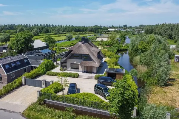 Exklusive Villa mit vollständig genehmigtem privatem Reiterhofgrundstück