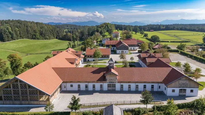 Gestüt in Traumkulisse. Reitanlage der Superlative mit historischer Villa.