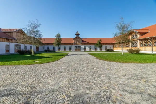 Gestüt in Traumkulisse. Reitanlage der Superlative mit historischer Villa.