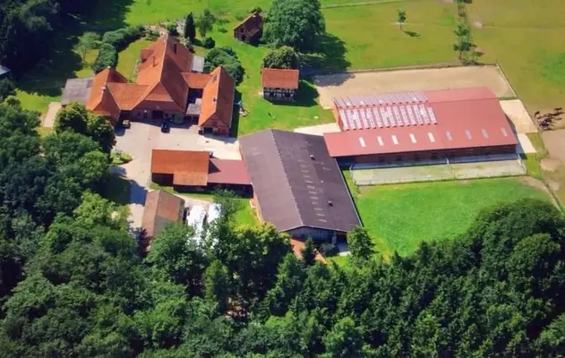 2 freie Einsteller-/Pferdeboxen zu vermieten
