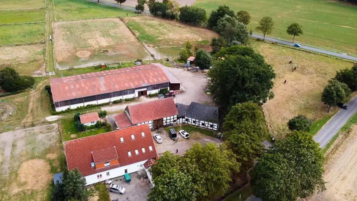 Wundervoller Pferdehof mit ca. 7,5ha Fläche, Reithalle, Führanlage, Reitplatz, Stalltrakten u.v.m.