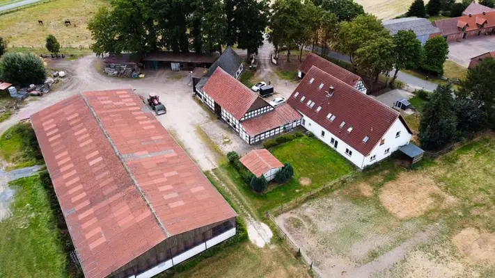 Wundervoller Pferdehof mit ca. 7,5ha Fläche, Reithalle, Führanlage, Reitplatz, Stalltrakten u.v.m.