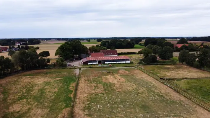 Wundervoller Pferdehof mit ca. 7,5ha Fläche, Reithalle, Führanlage, Reitplatz, Stalltrakten u.v.m.