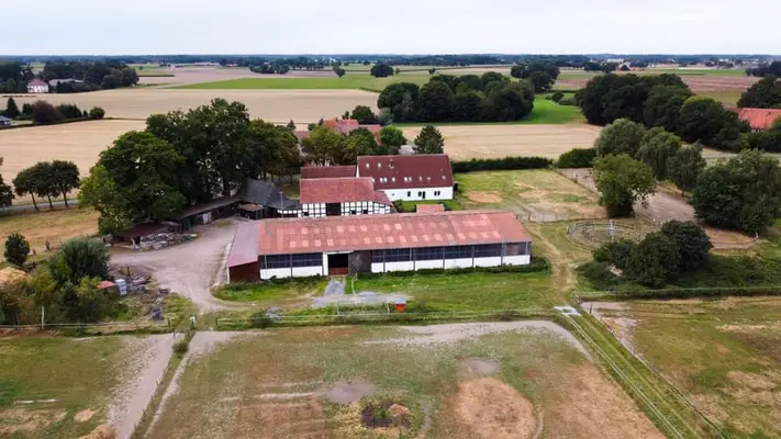 Wundervoller Pferdehof mit ca. 7,5ha Fläche, Reithalle, Führanlage, Reitplatz, Stalltrakten u.v.m.