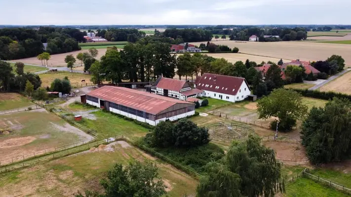 Wundervoller Pferdehof mit ca. 7,5ha Fläche, Reithalle, Führanlage, Reitplatz, Stalltrakten u.v.m.